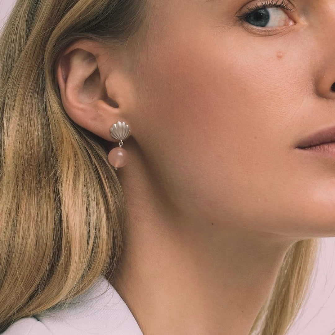 Isabella - Ørestikker i mat sterlingsølv med pink calcedon