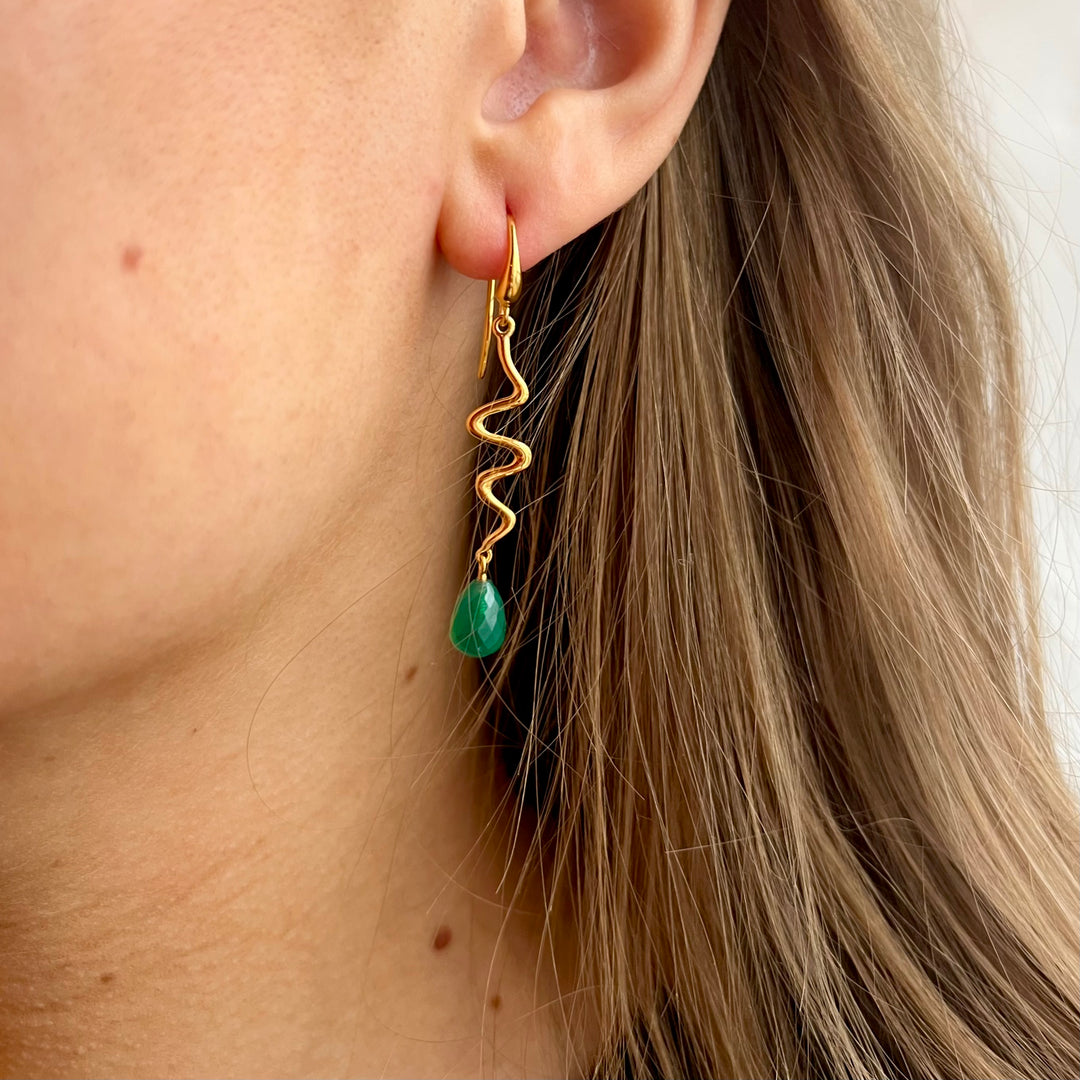 SANIYA - Earring shiny gold pl. recycled silver - green onyx